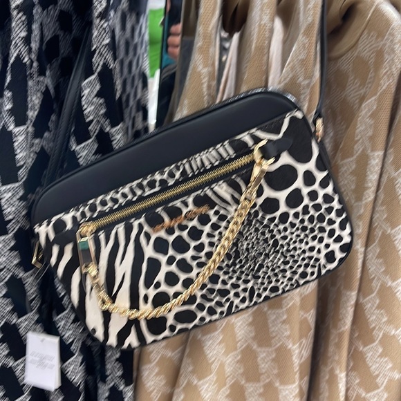 MICHAEL KORS JET SET LARGE EAST WEST ZIP POCKET CHAIN XBODY BLACK
NWT - Picture 14 of 16